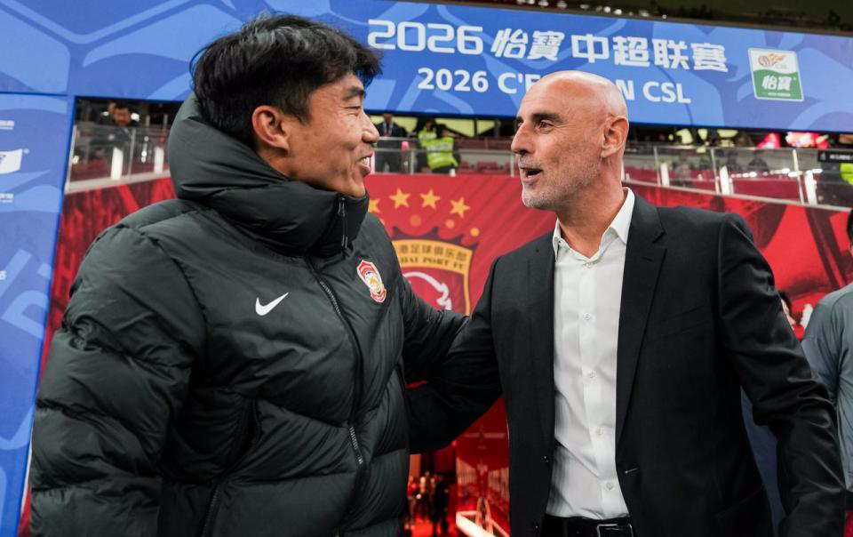 45岁郑智瞪眼发呆！率队2连败排名未扣分队垫底 遭质疑撑不过10轮