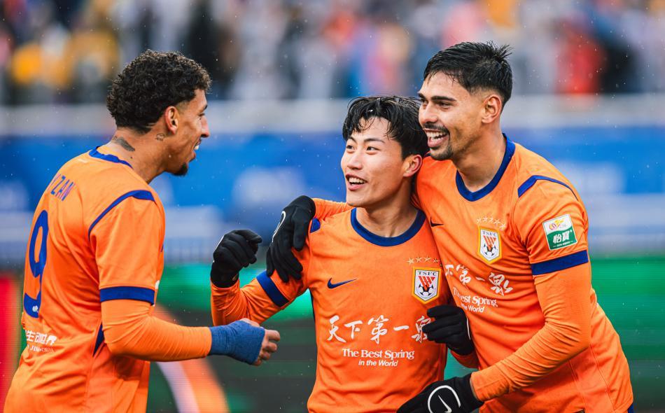 开云体育官网-掌声喝彩的泰山背后，落寞中超学霸：又该何去何从？